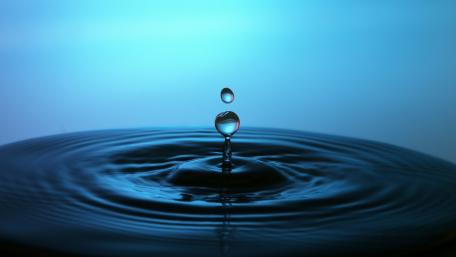 Dynamic Water Drop in Cobalt Blue Shades wallpaper