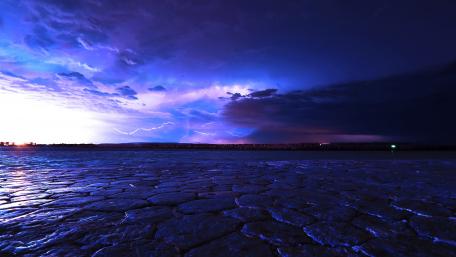 Majestic Lightning Dance Over Dusk Horizon wallpaper
