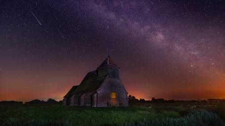 Milky way above St Thomas à Becket Church, Fairfield wallpaper
