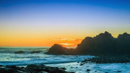 Serene Sunset Over the Ocean Shore wallpaper