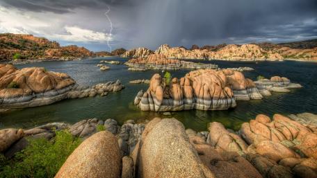 Watson Lake in the stormy weather (Arizona) wallpaper