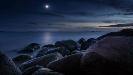 Moonlit Serenity Over Twilight Seascape wallpaper