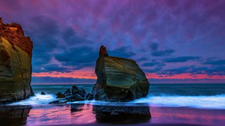 Cloudy sunset on the beach wallpaper