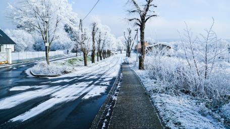 Winter Wonderland Village Lane Scene 4K wallpaper