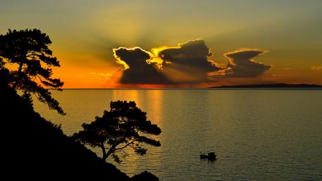 Serene Sunset Over Tranquil Lake Waters wallpaper