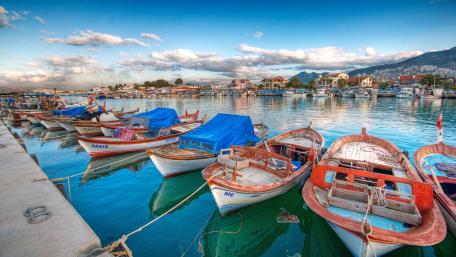 Boats in the city harbor wallpaper