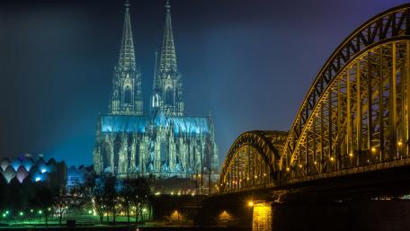 The Hohenzollern Bridge and the Cologne Cathedral at night wallpaper