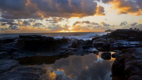 Serene Sunrise Over the Shoreline wallpaper
