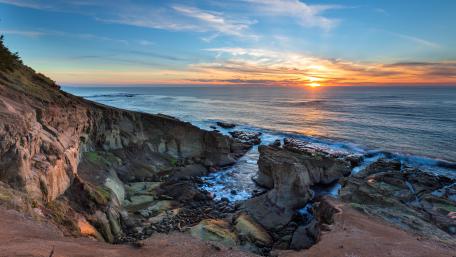 Breathtaking Coastal Sunset Over Serene Waters wallpaper