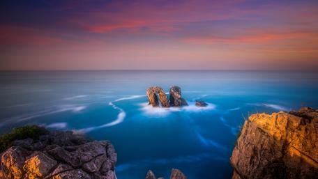 Gateway to Tranquility: Ocean's Natural Archway 4K Wallpaper wallpaper