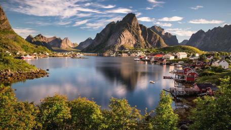 A sunny day in Reine (Lofoten, Norway) wallpaper