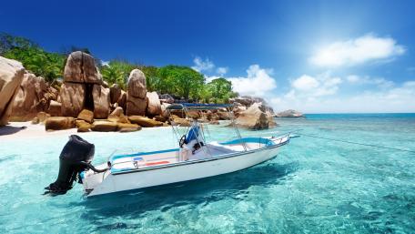 Motorboat on the crystal clear water wallpaper