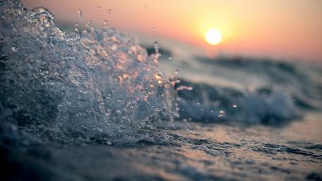 Serene Sunset Over Gentle Ocean Waves wallpaper