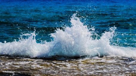 Faomy wave on the beach wallpaper