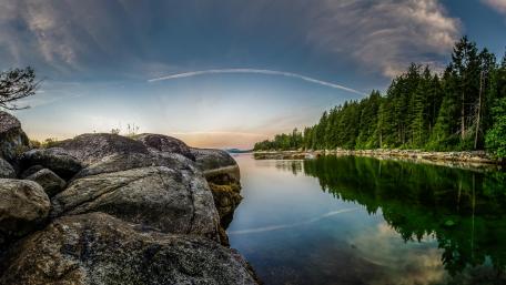 Serene Lakeside Reflection at Dawn wallpaper