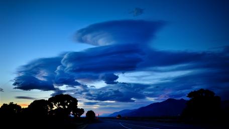 Stunning Cumulus Clouds at Dusk wallpaper