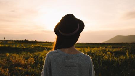 Woman in hat wallpaper