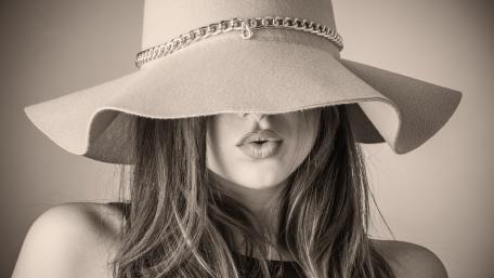 Woman in hat - Monochrome photography wallpaper