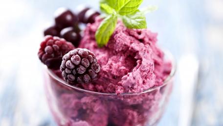Berry Bliss Frozen Delight wallpaper