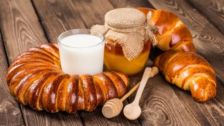 Pastry with milk and honey wallpaper