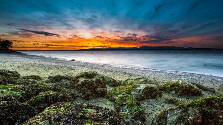 Tranquil Sunset Over Serene Shoreline wallpaper