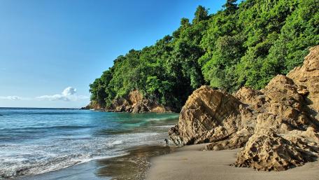 Coastline Serenity Captured in 4K Detail wallpaper