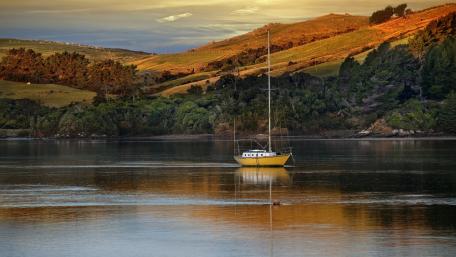 Boat on the lake wallpaper