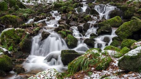 Waterfall on the mossy rocks wallpaper