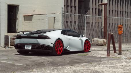 White Lamborghini Huracán wallpaper
