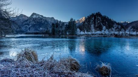 Mountains and river in winter wallpaper