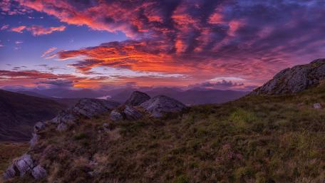 Majestic Dawn Over Mountain Peaks wallpaper