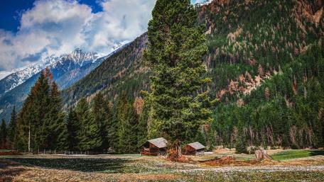 Wooden hut in the mountains wallpaper