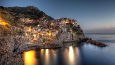 Manarola at dusk (Cineque Terre) wallpaper