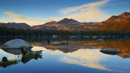 Serene Mountain Lake Reflections in 4K Views wallpaper