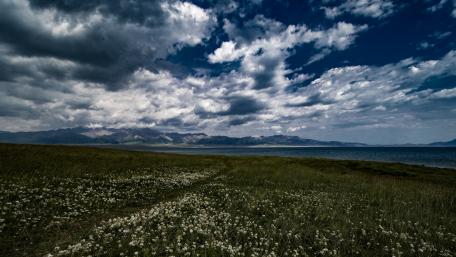 Tranquil Highland View with Cloudy Sky wallpaper