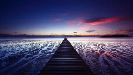 Serene Twilight Over a Tranquil Pier wallpaper