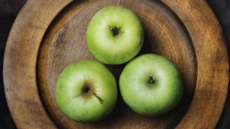 Fresh Granny Smith Apples on Wooden Plate wallpaper