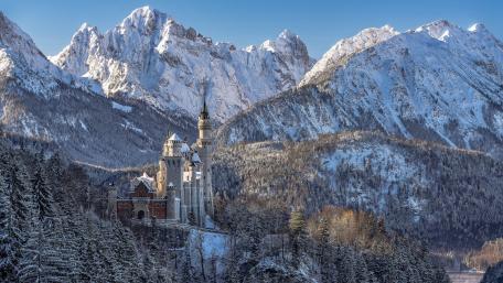 Neuschwanstein Castle in the Bavarian Alps wallpaper