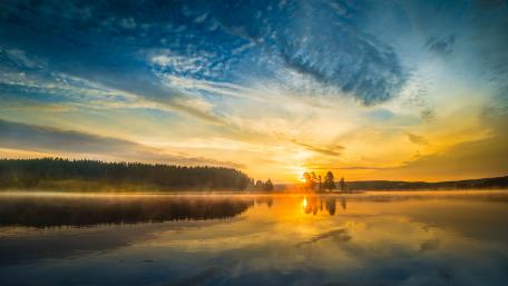 Tranquil Sunset Over Serene Lake wallpaper