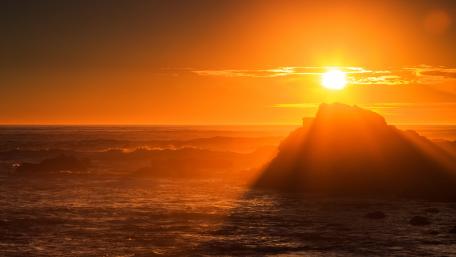 Golden Sunset Over Serene Ocean Waves wallpaper