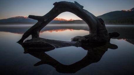 Natural wood arch on Pyramid Lake wallpaper