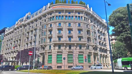 Elegant Architecture in Milan's Cityscape wallpaper