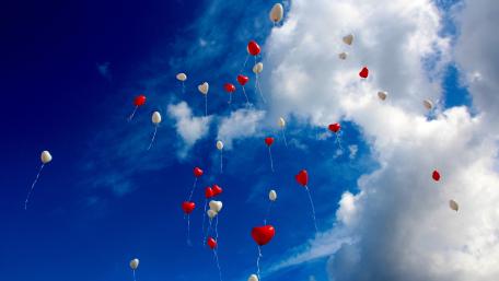 Heart balloons wallpaper