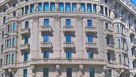 Elegant Architectural Marvel in a Cityscape wallpaper