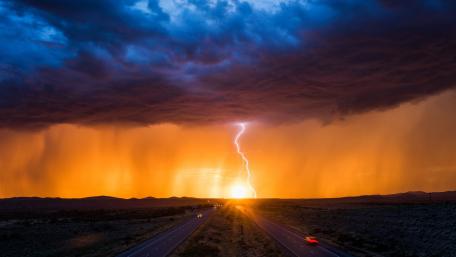 Dramatic Lightning Over Evening Horizon wallpaper