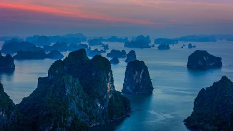 Majestic Coastal Landscape at Dusk wallpaper
