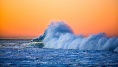 Splashing wave wallpaper