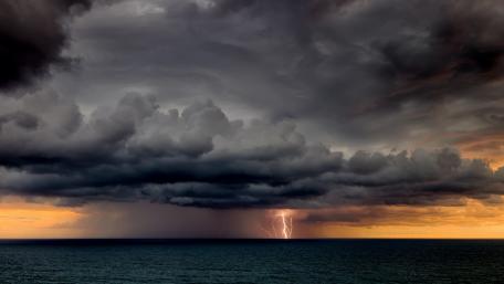 Ligtning above the ocean wallpaper