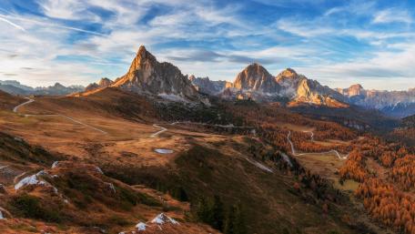Mountain Majesty at Dawn wallpaper