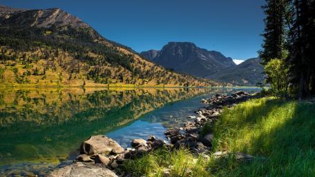 Tranquil Mountain Lake Escape wallpaper